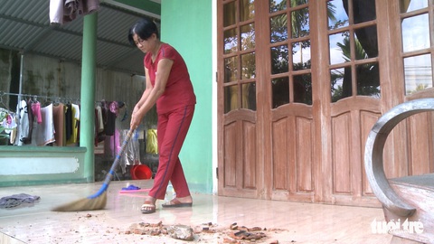 Xe cuốc đào trúng bom phát nổ, cả chục nhà dân hư hỏng - Ảnh 4. Xe cuốc đào trúng bom phát nổ, cả chục nhà dân hư hỏng - Ảnh 4.