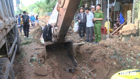 Xe cuốc đào trúng bom phát nổ, cả chục nhà dân hư hỏng - Ảnh 1. Xe cuốc đào trúng bom phát nổ, cả chục nhà dân hư hỏng - Ảnh 1.