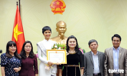 Bánh mì trên tay, HHen Niê về với quê nhà Buôn Ma Thuột - Ảnh 10. Bánh mì trên tay, HHen Niê về với quê nhà Buôn Ma Thuột - Ảnh 10.