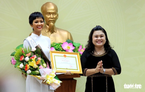 Bánh mì trên tay, HHen Niê về với quê nhà Buôn Ma Thuột - Ảnh 9. Bánh mì trên tay, HHen Niê về với quê nhà Buôn Ma Thuột - Ảnh 9.