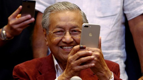Thủ tướng Malaysia kêu gọi học giỏi tiếng Anh vì tương lai đất nước - Ảnh 1. Thủ tướng Malaysia kêu gọi học giỏi tiếng Anh vì tương lai đất nước - Ảnh 1.
