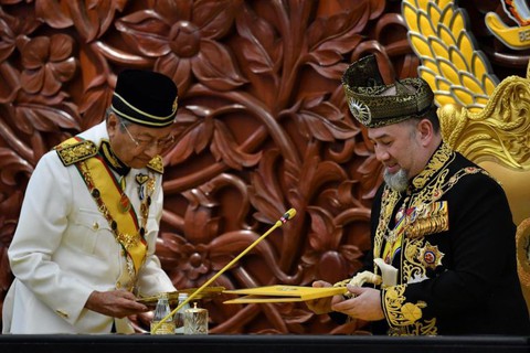 Quốc vương Malaysia thoái vị vì cưới người đẹp hay vì xung đột thủ tướng? - Ảnh 2. Quốc vương Malaysia thoái vị vì cưới người đẹp hay vì xung đột thủ tướng? - Ảnh 2.