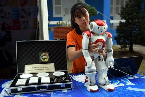 Robot thông minh đi tư vấn tuyển sinh - Ảnh 1. Robot thông minh đi tư vấn tuyển sinh - Ảnh 1.