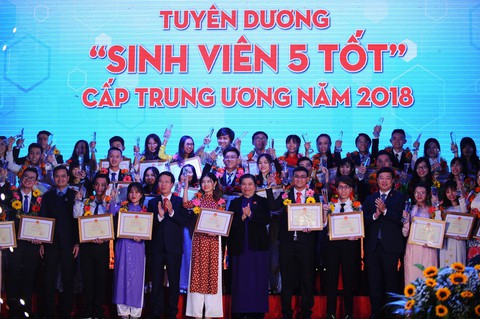 Năm 2018 đạt kỷ lục số lượng Sinh viên 5 tốt - Ảnh 2. Năm 2018 đạt kỷ lục số lượng Sinh viên 5 tốt - Ảnh 2.