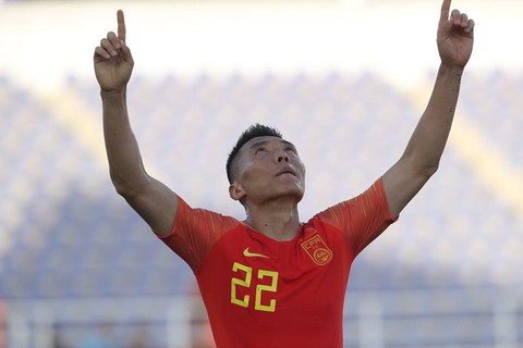 Thủ môn mắc sai lầm, Kyrgyzstan thua ngược Trung Quốc ở trận ra quân Asian Cup 2019 - Ảnh 2. Thủ môn mắc sai lầm, Kyrgyzstan thua ngược Trung Quốc ở trận ra quân Asian Cup 2019 - Ảnh 2.