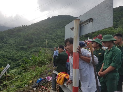 Hiện trường tai nạn xe chở sinh viên lao xuống vực đèo Hải Vân - Ảnh 3. Hiện trường tai nạn xe chở sinh viên lao xuống vực đèo Hải Vân - Ảnh 3.