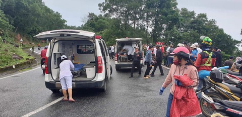 Hiện trường tai nạn xe chở sinh viên lao xuống vực đèo Hải Vân - Ảnh 6. Hiện trường tai nạn xe chở sinh viên lao xuống vực đèo Hải Vân - Ảnh 6.