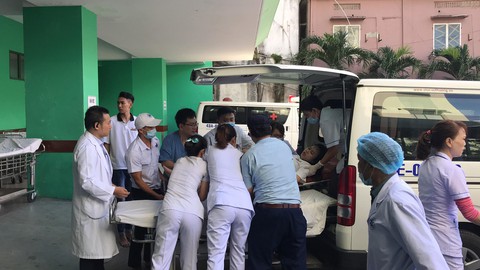 Xe chở 20 sinh viên thực tập lao xuống vực đèo Hải Vân, 1 người chết - Ảnh 8. Xe chở 20 sinh viên thực tập lao xuống vực đèo Hải Vân, 1 người chết - Ảnh 8.