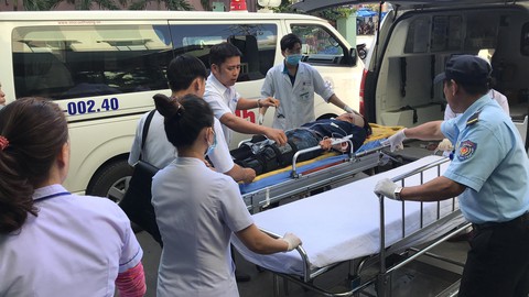 Hiện trường tai nạn xe chở sinh viên lao xuống vực đèo Hải Vân - Ảnh 5. Hiện trường tai nạn xe chở sinh viên lao xuống vực đèo Hải Vân - Ảnh 5.