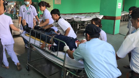 Xe chở 20 sinh viên thực tập lao xuống vực đèo Hải Vân, 1 người chết - Ảnh 2. Xe chở 20 sinh viên thực tập lao xuống vực đèo Hải Vân, 1 người chết - Ảnh 2.