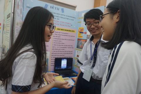 Giật mình học sinh xài điện thoại 6 tiếng/ngày - Ảnh 1. Giật mình học sinh xài điện thoại 6 tiếng/ngày - Ảnh 1.