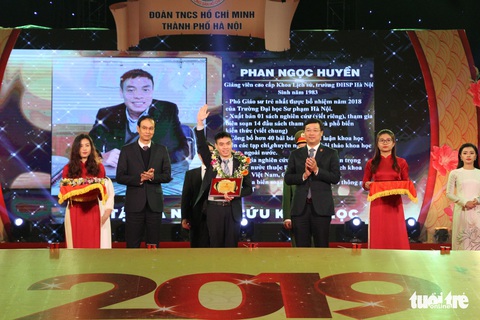 Cầu thủ Quang Hải và phó giáo sư trẻ nhất là Gương mặt trẻ thủ đô 2018 - Ảnh 2. Cầu thủ Quang Hải và phó giáo sư trẻ nhất là Gương mặt trẻ thủ đô 2018 - Ảnh 2.