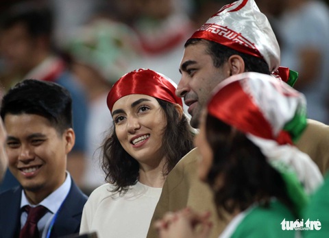 Ngắm những cô gái Iran xinh đẹp trong chiến thắng 5 sao trước Yemen - Ảnh 3. Ngắm những cô gái Iran xinh đẹp trong chiến thắng 5 sao trước Yemen - Ảnh 3.