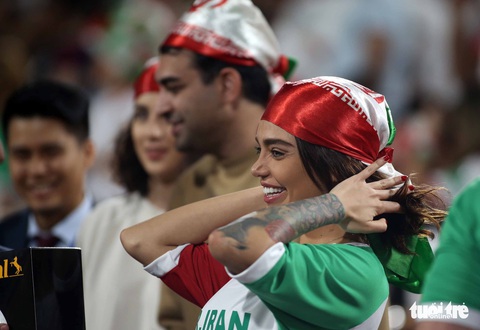 Ngắm những cô gái Iran xinh đẹp trong chiến thắng 5 sao trước Yemen - Ảnh 5. Ngắm những cô gái Iran xinh đẹp trong chiến thắng 5 sao trước Yemen - Ảnh 5.