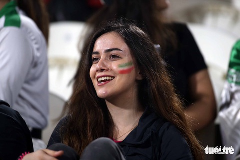 Ngắm những cô gái Iran xinh đẹp trong chiến thắng 5 sao trước Yemen - Ảnh 7. Ngắm những cô gái Iran xinh đẹp trong chiến thắng 5 sao trước Yemen - Ảnh 7.