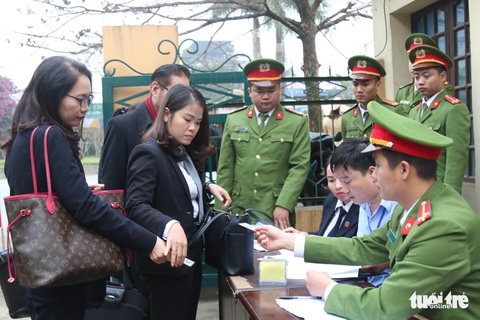 Nguyên giám đốc xuất hiện, BS Lương vắng mặt, hoãn phiên tòa chạy thận 9 người chết - Ảnh 7. Nguyên giám đốc xuất hiện, BS Lương vắng mặt, hoãn phiên tòa chạy thận 9 người chết - Ảnh 7.
