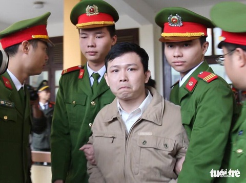 Nguyên giám đốc xuất hiện, BS Lương vắng mặt, hoãn phiên tòa chạy thận 9 người chết - Ảnh 4. Nguyên giám đốc xuất hiện, BS Lương vắng mặt, hoãn phiên tòa chạy thận 9 người chết - Ảnh 4.
