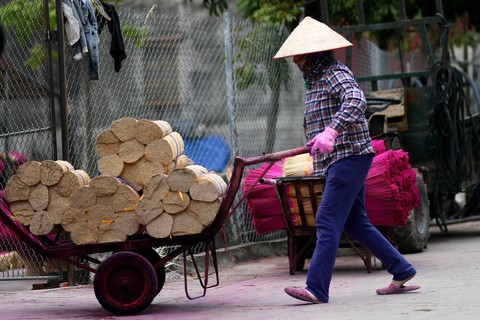 Làng nhang nhuộm màu hồng ở Việt Nam lên báo Tây - Ảnh 3. Làng nhang nhuộm màu hồng ở Việt Nam lên báo Tây - Ảnh 3.
