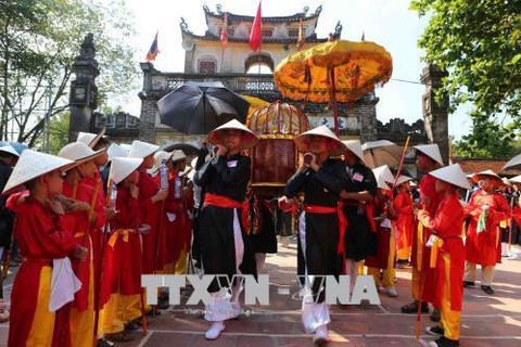 Hà Nội tuyên chiến với trục lợi lễ hội - Ảnh 2.