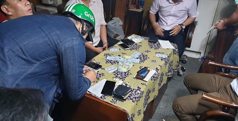 Phá sòng bạc núp bóng quán bida tại trung tâm TP.HCM - Ảnh 3. Phá sòng bạc núp bóng quán bida tại trung tâm TP.HCM - Ảnh 3.