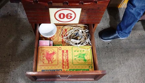Phá sòng bạc núp bóng quán bida tại trung tâm TP.HCM - Ảnh 4. Phá sòng bạc núp bóng quán bida tại trung tâm TP.HCM - Ảnh 4.