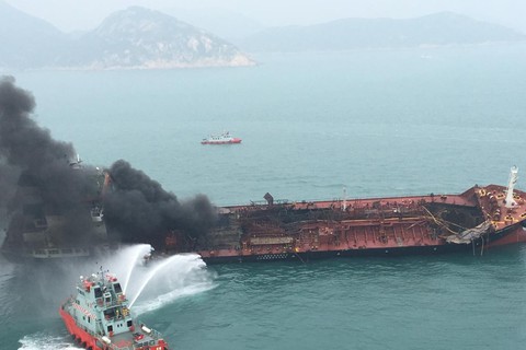 Tàu dầu Việt cháy ở Hong Kong: Chữa cháy vô cùng nguy hiểm - Ảnh 2. Tàu dầu Việt cháy ở Hong Kong: Chữa cháy vô cùng nguy hiểm - Ảnh 2.