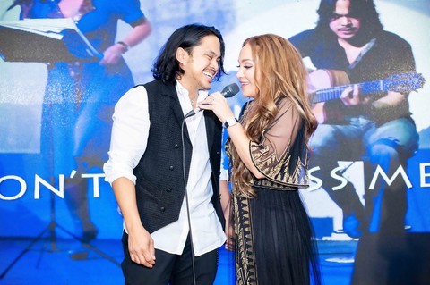 Ra mắt album đầu tiên ở Việt Nam, ca sĩ Thanh Hà cầu hôn bạn trai - Ảnh 4. Ra mắt album đầu tiên ở Việt Nam, ca sĩ Thanh Hà cầu hôn bạn trai - Ảnh 4.