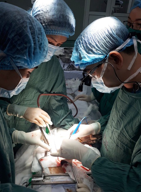 Cứu sống thợ mộc bị thanh gỗ đập vỡ tim - Ảnh 1. Cứu sống thợ mộc bị thanh gỗ đập vỡ tim - Ảnh 1.