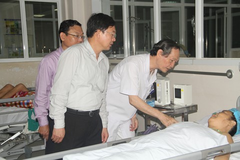 2 xe khách cùng hãng tông nhau, 1 người chết, 13 người bị thương - Ảnh 2. 2 xe khách cùng hãng tông nhau, 1 người chết, 13 người bị thương - Ảnh 2.