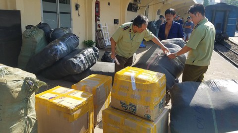 Tạm giữ hàng chục ngàn hộp mỹ phẩm hàng hiệu không rõ xuất xứ - Ảnh 4. Tạm giữ hàng chục ngàn hộp mỹ phẩm hàng hiệu không rõ xuất xứ - Ảnh 4.