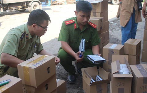 Tạm giữ hàng chục ngàn hộp mỹ phẩm hàng hiệu không rõ xuất xứ - Ảnh 2. Tạm giữ hàng chục ngàn hộp mỹ phẩm hàng hiệu không rõ xuất xứ - Ảnh 2.