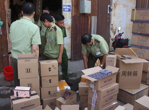 Tạm giữ hàng chục ngàn hộp mỹ phẩm hàng hiệu không rõ xuất xứ - Ảnh 3. Tạm giữ hàng chục ngàn hộp mỹ phẩm hàng hiệu không rõ xuất xứ - Ảnh 3.