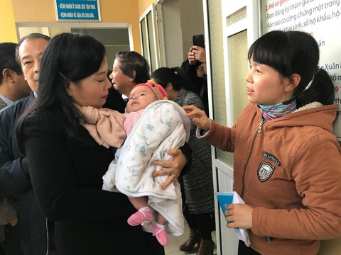 Bộ trưởng Bộ Y tế: Đã tiêm chủng chắc chắn có tỷ lệ phản ứng - Ảnh 1. Bộ trưởng Bộ Y tế: Đã tiêm chủng chắc chắn có tỷ lệ phản ứng - Ảnh 1.