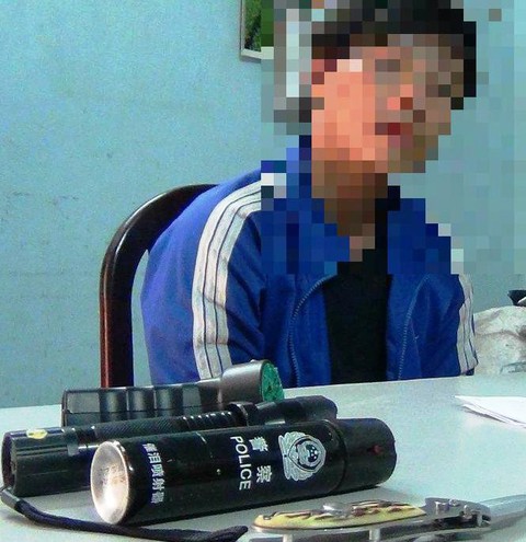 Chích điện cướp xe máy người đi đường ở TP.HCM - Ảnh 1. Chích điện cướp xe máy người đi đường ở TP.HCM - Ảnh 1.