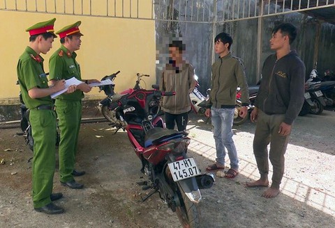 Bắt 3 thanh thiếu niên thực hiện nhiều vụ cướp - Ảnh 1. Bắt 3 thanh thiếu niên thực hiện nhiều vụ cướp - Ảnh 1.