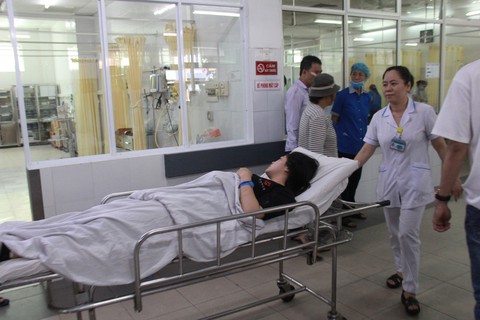 Nối thành công cánh tay nữ sinh viên trong vụ tai nạn đèo Hải Vân - Ảnh 2. Nối thành công cánh tay nữ sinh viên trong vụ tai nạn đèo Hải Vân - Ảnh 2.