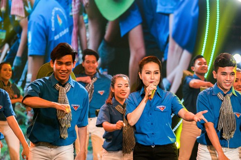 Nụ hôn bay bổng nơi Miền ký ức - Ảnh 2. Nụ hôn bay bổng nơi Miền ký ức - Ảnh 2.