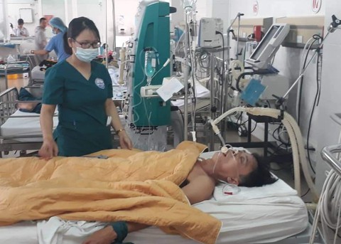 Ba người ngộ độc rượu vì methanol vượt hơn ngàn lần cho phép - Ảnh 1. Ba người ngộ độc rượu vì methanol vượt hơn ngàn lần cho phép - Ảnh 1.