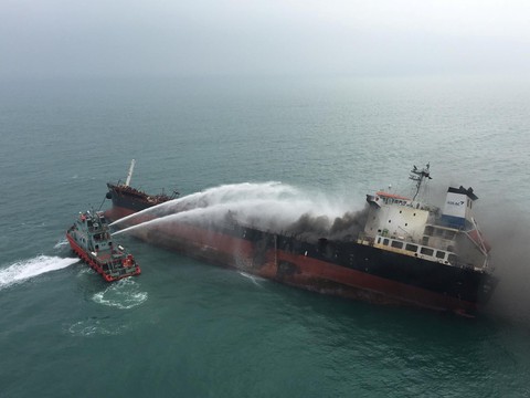 Cứu hỏa Hong Kong nói tàu dầu Việt Nam cháy nổ khi đang tiếp dầu - Ảnh 1.