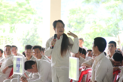 Talk show với những cuộc đời lầm lỡ - Ảnh 1. Talk show với những cuộc đời lầm lỡ - Ảnh 1.