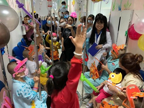 Ảnh dự thi Khoảnh khắc đáng yêu: Hát bên hành lang bệnh viện - Ảnh 1. Ảnh dự thi Khoảnh khắc đáng yêu: Hát bên hành lang bệnh viện - Ảnh 1.
