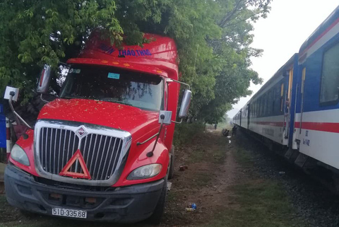 Tàu hỏa va chạm xe container ở Ninh Thuận, đầu máy biến dạng - Ảnh 5. Tàu hỏa va chạm xe container ở Ninh Thuận, đầu máy biến dạng - Ảnh 5.