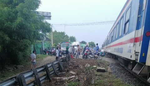 Tàu hỏa va chạm xe container ở Ninh Thuận, đầu máy biến dạng - Ảnh 6. Tàu hỏa va chạm xe container ở Ninh Thuận, đầu máy biến dạng - Ảnh 6.
