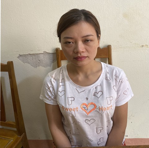Bắt tạm giam người vợ nghi làm tín dụng đen, truy nã chồng - Ảnh 2. Bắt tạm giam người vợ nghi làm tín dụng đen, truy nã chồng - Ảnh 2.