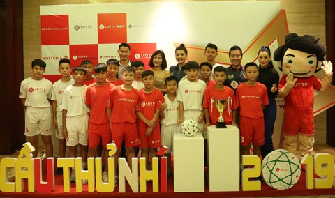 Don Nguyễn, Diệu Nhi làm bảo mẫu cho Cầu thủ nhí - Ảnh 1. Don Nguyễn, Diệu Nhi làm bảo mẫu cho Cầu thủ nhí - Ảnh 1.