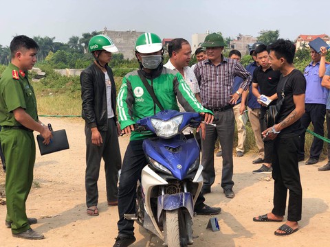 Thực nghiệm hiện trường vụ hai thanh niên sát hại nam sinh chạy Grab - Ảnh 3. Thực nghiệm hiện trường vụ hai thanh niên sát hại nam sinh chạy Grab - Ảnh 3.