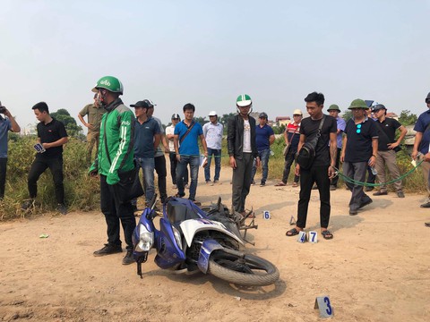 Thực nghiệm hiện trường vụ hai thanh niên sát hại nam sinh chạy Grab - Ảnh 6. Thực nghiệm hiện trường vụ hai thanh niên sát hại nam sinh chạy Grab - Ảnh 6.
