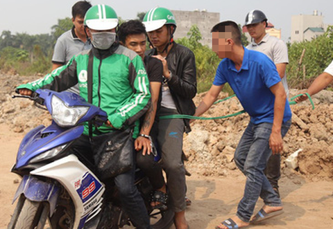 Thực nghiệm hiện trường vụ hai thanh niên sát hại nam sinh chạy Grab - Ảnh 1. Thực nghiệm hiện trường vụ hai thanh niên sát hại nam sinh chạy Grab - Ảnh 1.