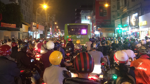 Tài xế xe buýt phun nước miếng: Tại anh, tại ả hay tại cả đôi bên? - Ảnh 1. Tài xế xe buýt phun nước miếng: Tại anh, tại ả hay tại cả đôi bên? - Ảnh 1.