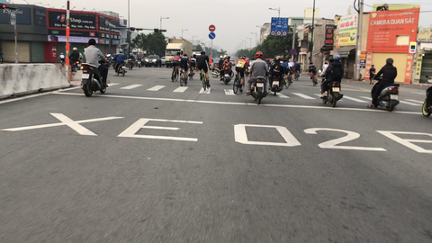 Người đi xe đạp thản nhiên vượt đèn đỏ, lấn làn ôtô - Ảnh 2. Người đi xe đạp thản nhiên vượt đèn đỏ, lấn làn ôtô - Ảnh 2.